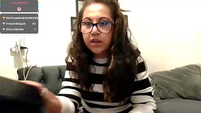 MirandaLatinaLovely online show from November 29, 2025, 4:21 pm