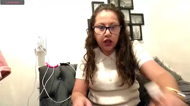 MirandaLatinaLovely online show from December 17, 2025, 5:30 pm