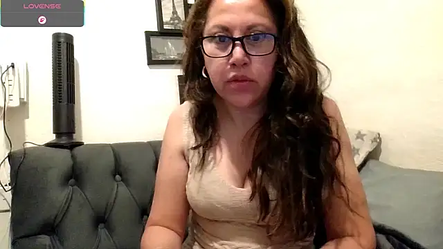 MirandaLatinaLovely online show from March 8, 2026, 5:39 pm