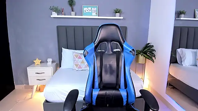 alessia leroy online show from February 19, 2025, 11:25 pm