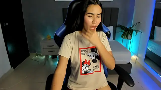 alessia leroy online show from March 17, 2025, 7:26 pm