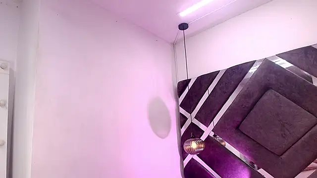 sara lopee1 online show from September 24, 2025, 11:57 am