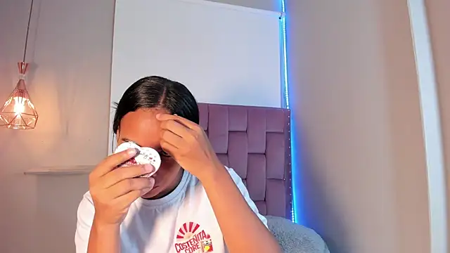 Roxy Stonee online show from April 1, 2026, 7:22 pm