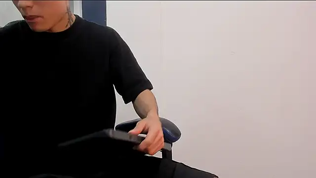 Snapshot of roan_birkin chatting on October 17, 2025, 7:27 pm roan birkin online show from October 17, 2025, 7:27 pm