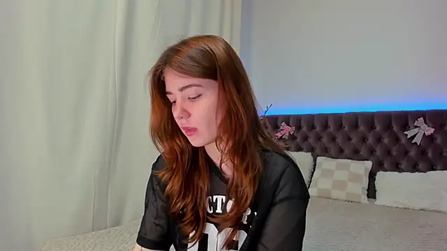 Ella Mayers online show from March 5, 2025, 9:37 pm