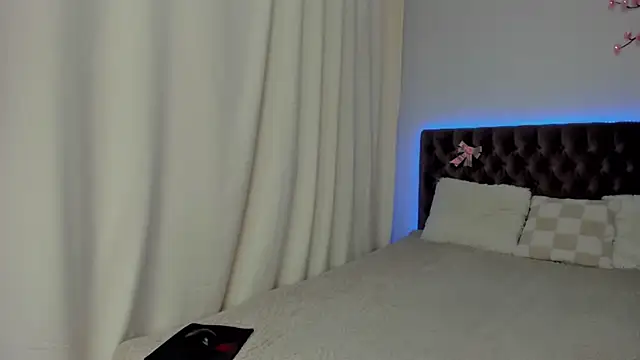 Ella Mayers online show from September 13, 2025, 12:21 am