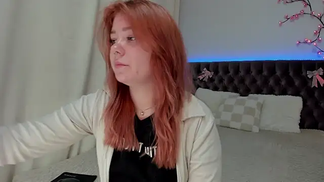 Ella Mayers online show from September 22, 2025, 12:18 pm