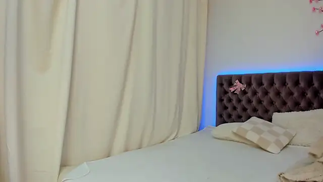 Ella Mayers online show from October 12, 2025, 12:26 pm