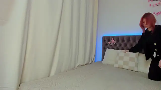 Ella Mayers online show from October 26, 2025, 1:28 pm