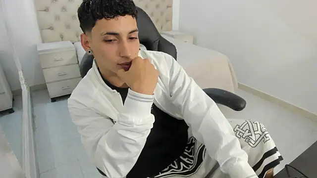 Snapshot of JhoanLeandro chatting on October 19, 2025, 5:19 am JhoanLeandro online show from October 19, 2025, 5:19 am