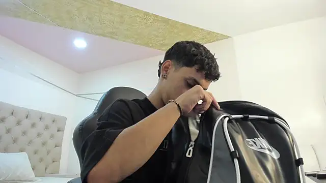 Snapshot of JhoanLeandro chatting on October 23, 2025, 4:12 am JhoanLeandro online show from October 23, 2025, 4:12 am