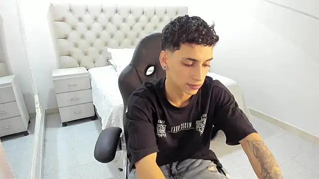 Snapshot of JhoanLeandro chatting on November 6, 2025, 5:19 am JhoanLeandro online show from November 6, 2025, 5:19 am