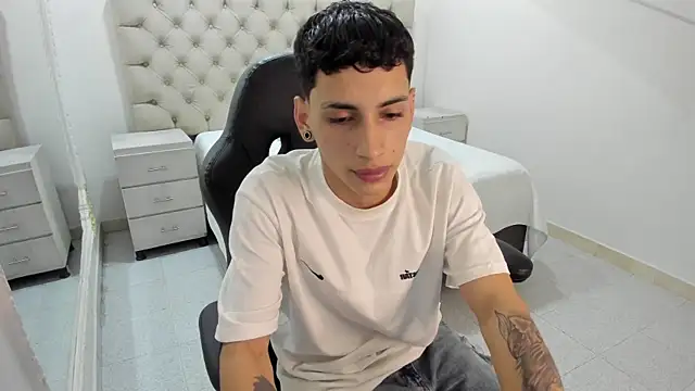 Snapshot of JhoanLeandro chatting on November 7, 2025, 4:23 am JhoanLeandro online show from November 7, 2025, 4:23 am