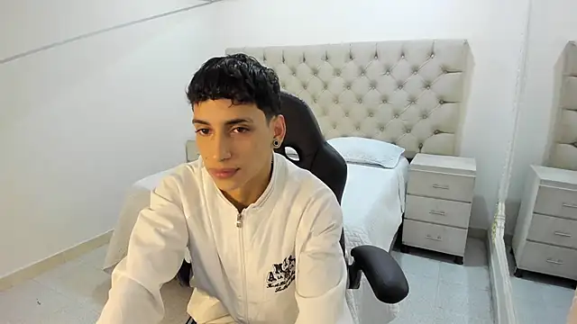 Snapshot of JhoanLeandro chatting on November 13, 2025, 4:44 am JhoanLeandro online show from November 13, 2025, 4:44 am