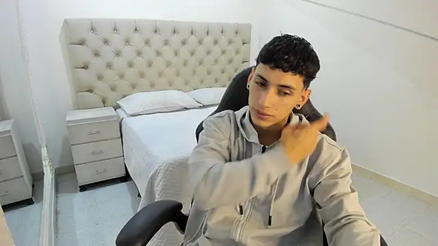 Snapshot of JhoanLeandro chatting on November 15, 2025, 4:54 am JhoanLeandro online show from November 15, 2025, 4:54 am