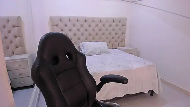 Snapshot of JhoanLeandro chatting on December 4, 2025, 4:44 am JhoanLeandro online show from December 4, 2025, 4:44 am