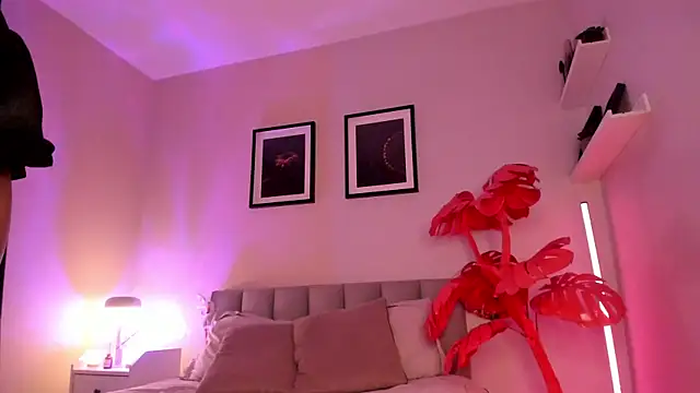 Gigi Strawberry online show from March 25, 2026, 5:02 am