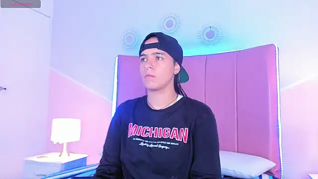 Liiam smith  online show from September 24, 2025, 1:03 pm