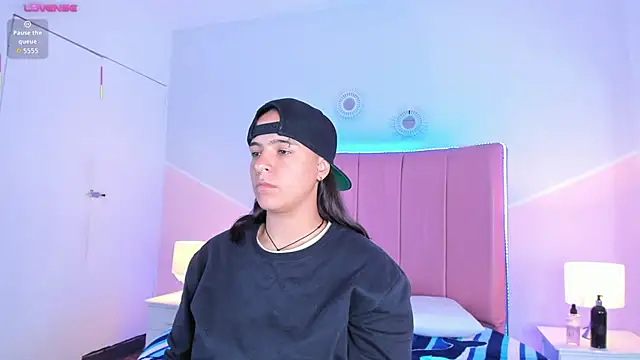 Liiam smith  online show from October 1, 2025, 12:55 pm