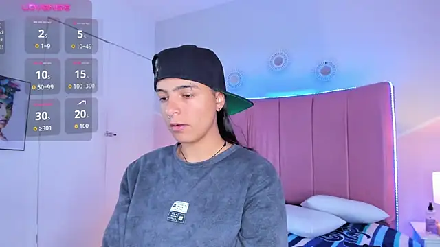 Liiam smith  online show from October 12, 2025, 1:21 pm