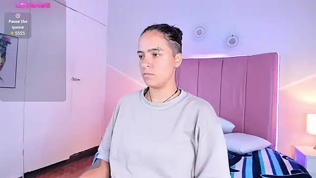 Liiam smith  online show from October 17, 2025, 1:25 pm