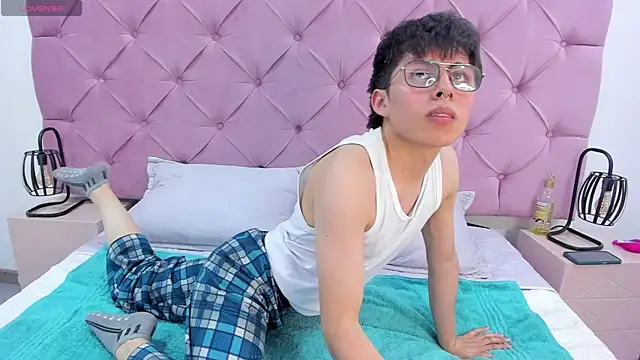 PepperTwink online show from March 22, 2025, 2:03 pm