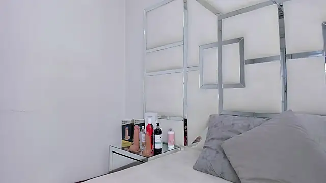 ZoeWan69 online show from December 19, 2025, 1:07 pm