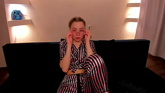 YourMegan online show from October 13, 2025, 9:04 pm