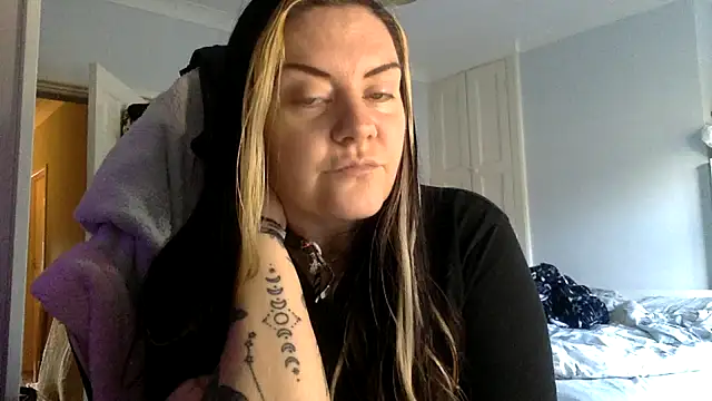 AureliaXOX online show from February 6, 2025, 10:48 am