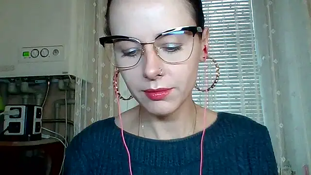 LuminousLady online show from September 30, 2025, 7:24 am