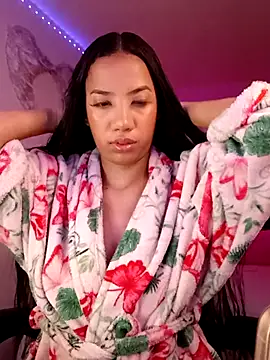 SallyWhitee online show from July 25, 2026, 4:43 am