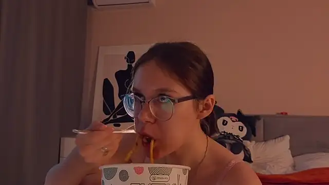 Mia Luw online show from September 19, 2025, 2:35 am