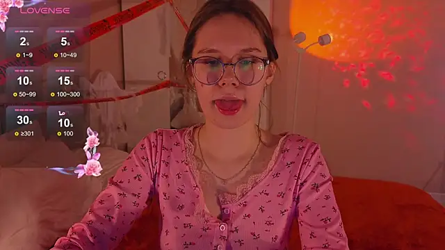 Mia Luw online show from November 2, 2025, 3:53 am