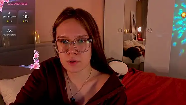 Mia Luw online show from November 22, 2025, 9:58 pm