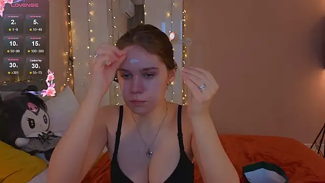 Mia Luw online show from December 20, 2025, 5:14 am