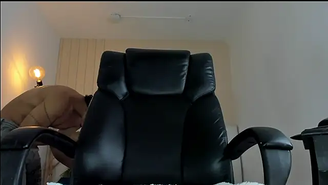 ISAAC CRYSTON online show from November 29, 2025, 8:45 pm