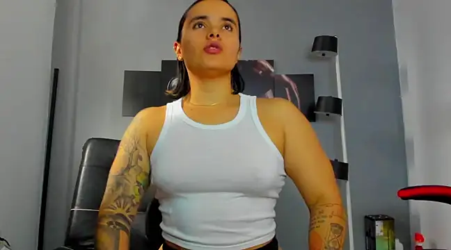 karlyjons12 online show from February 25, 2025, 4:42 pm