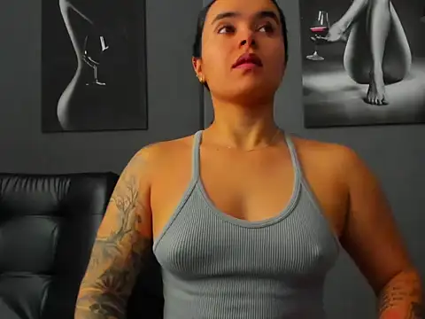 karlyjons12 online show from April 8, 2026, 1:33 pm