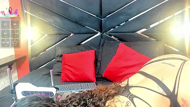 IVISBOUNCYASS online show from November 4, 2025, 1:10 pm