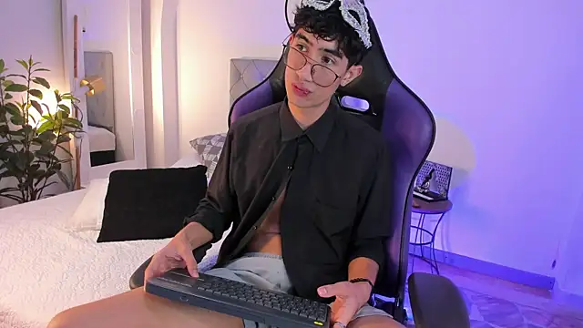 NovaaWheler online show from February 7, 2025, 1:43 pm