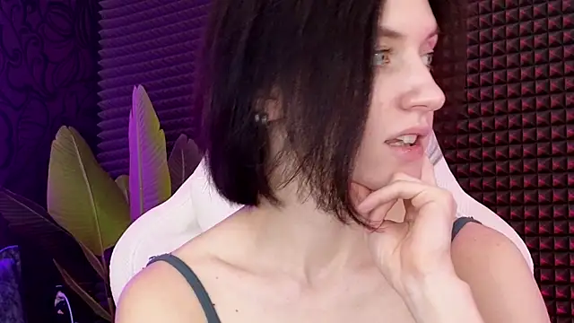 roxy riot  online show from March 10, 2025, 7:32 am