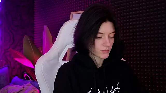 roxy riot  online show from March 17, 2025, 4:51 am