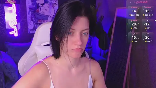 roxy riot  online show from April 4, 2026, 1:26 am