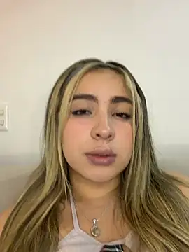 Snapshot of Cloee_Rainbow1 chatting on June 20, 2026, 11:29 pm Cloee Rainbow1 online show from June 20, 2026, 11:29 pm