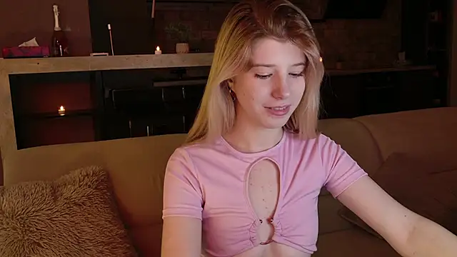 Snapshot of Bella_amory chatting on February 9, 2025, 1:00 am Bella amory online show from February 9, 2025, 1:00 am