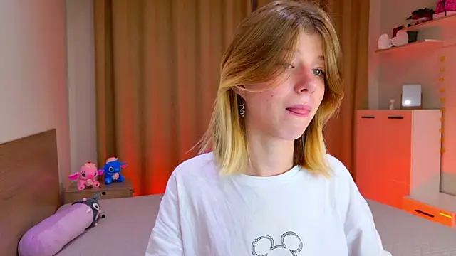 Snapshot of Bella_amory chatting on October 23, 2025, 9:46 pm Bella amory online show from October 23, 2025, 9:46 pm