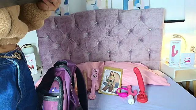 Skye Moore online show from October 1, 2025, 12:11 pm