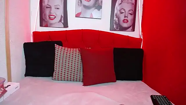 Snapshot of Tiana_Ebony18 chatting on March 4, 2026, 12:00 pm Tiana Ebony18 online show from March 4, 2026, 12:00 pm