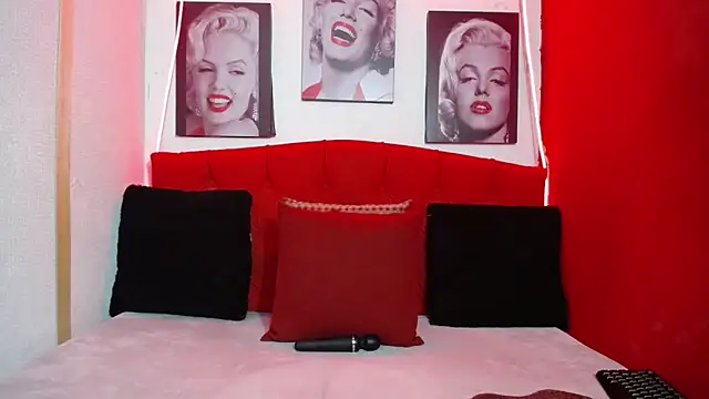 Snapshot of Tiana_Ebony18 chatting on April 10, 2026, 12:10 pm Tiana Ebony18 online show from April 10, 2026, 12:10 pm