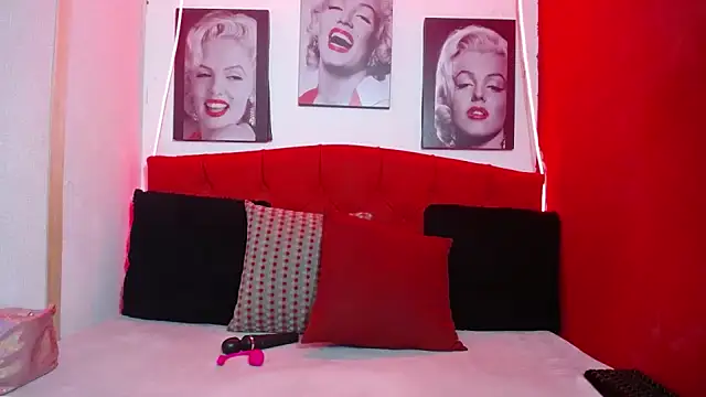 Snapshot of Tiana_Ebony18 chatting on April 15, 2026, 12:23 pm Tiana Ebony18 online show from April 15, 2026, 12:23 pm